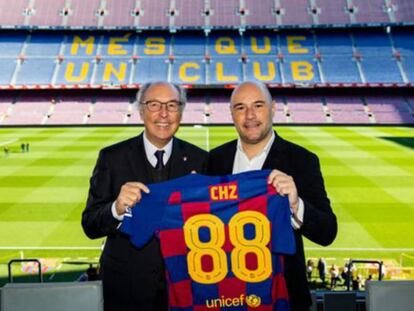 Josep Pont (i), directivo responsable del Área Comercial del FC Barcelona, y Alexandre Dreyfus (d), CEO y Fundador de Socios.com y Chiliz, sostienen una camiseta del FC Barcelona para ilustrar el acuerdo de patrocinio.