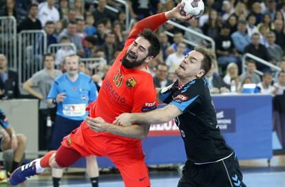 Karabatic lanza tras superar a Stepancic.