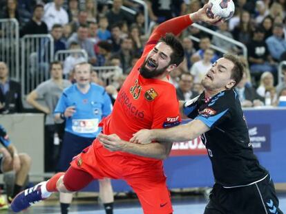 Karabatic lanza tras superar a Stepancic.