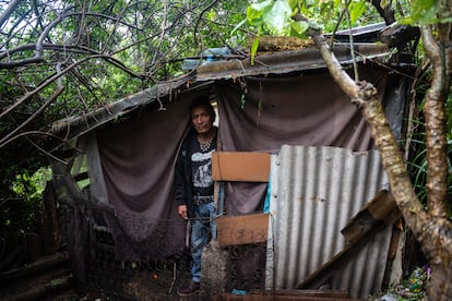 Oscar Zúñiga, vecino que vive al lado de la zona del desastre, observa las labores de brigadistas y voluntarios. 