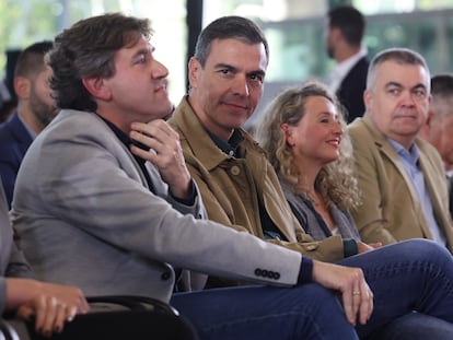 El presidente del Gobierno, Pedro Sánchez (en el centro), junto al candidato del PSE, Eneko Andueza (a la izquierda), durante el acto de cierre de campaña en Bilbao, el pasado viernes.