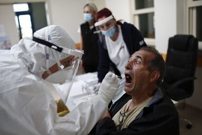 Personal sanitario recoge muestras de un paciente para la prueba de la covid-19 en la isla griega de Kufonisia.