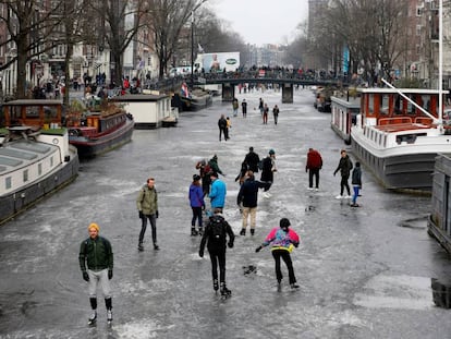 Patinadores sobre los canales de Ámsterdam (Holanda).