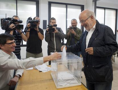 El candidato de ERC en las eleciones europeas, Josep Maria Terricabras, vota en las elecciones al Parlamento Europeo en un colegio de Girona.