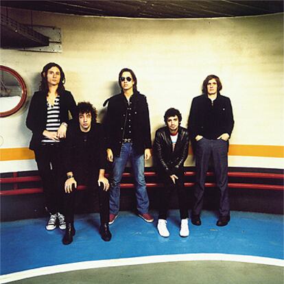 De izquierda a derecha, Nick Valensi, Albert Hammond Jr., Julian Casablancas, Fabrizio Moretti
y Nikolai Fraiture.