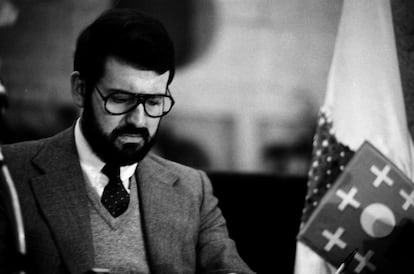 Y es que Rajoy sintió desde pronto inclinación por la política, en la que entró tan solo tres años después de ganar su oposición. Fue en 1981, año en que fue elegido diputado en el Parlamento de Galicia por AP. En 1982 se convirtió en director general de Relaciones Institucionales de la Junta. La barba que se ve en esta foto, tomada aquel año y que constituye uno de sus signos distintivos, fue consecuencia de un grave accidente de coche en Palas de Rei (Lugo) en septiembre de 1979 que le dejó cicatrices en la cara, por lo que decidió taparlas desde entonces.