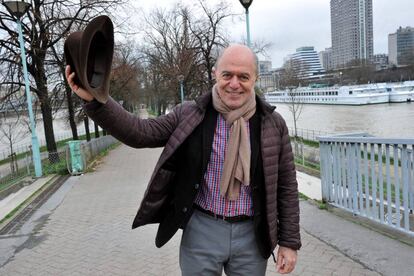 Pierre Assouline, la semana pasada en la ribera del Sena, en Par&iacute;s.