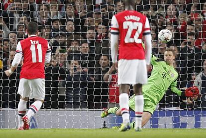 El portero del Bayern de Munich, Manuel Neuer, detiene el panalti de Mesut Özil. 