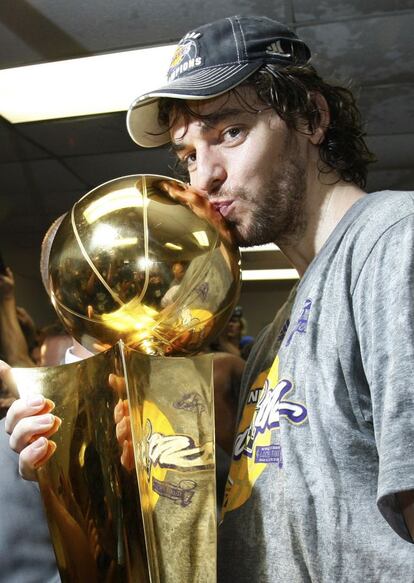 En 2009 Pau Gasol consiguió con Los Ángeles Lakers su primera liga de la NBA. En la imagen, posa con el trofeo del campeonato.