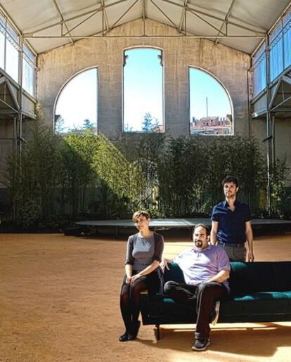 Los arquitectos María Langarita y Víctor Navarro (derecha), en el centro Many Amari, uno de los fundadores de la iniciativa.