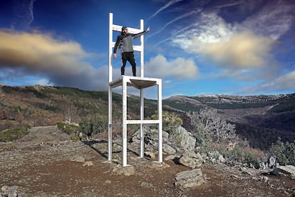 'Silla gigante de Meira', una de las obras de El Valle de los Sueños, en Puebla de la Sierra (Comunidad de Madrid).