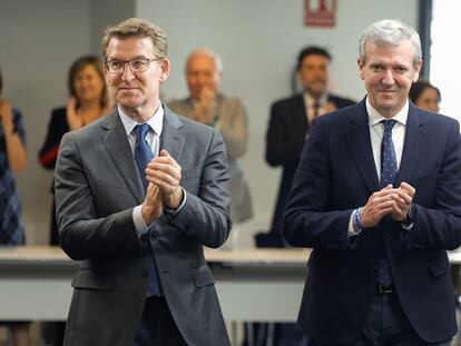 Núñez Feijóo y el candidato del PP a la Xunta, Alfonso Rueda, el martes al comienzo de la reunión de la ejecutiva nacional popular en la sede del partido en la madrileña calle de Génova.