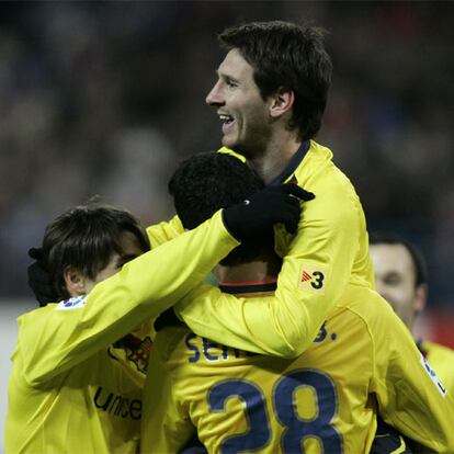 Messi, abrazado por Bojan y Sergio Busquets, tras anotar el primer gol.
