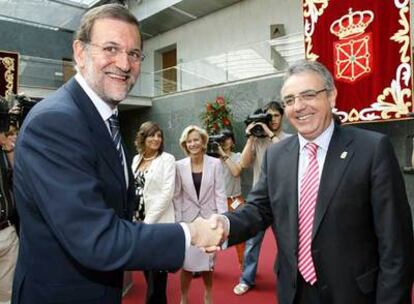 El presidente de PP, Mariano Rajoy, saluda al presidente del Gobierno de Navarra, Miguel Sanz, tras tomar este último posesión de su cargo como presidente del Ejecutivo Navarro.