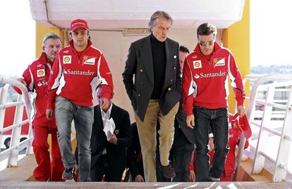 Fernando Alonso y Felipe Massa, con el presidente de la escudería, Luca Cordero di Montezemolo.