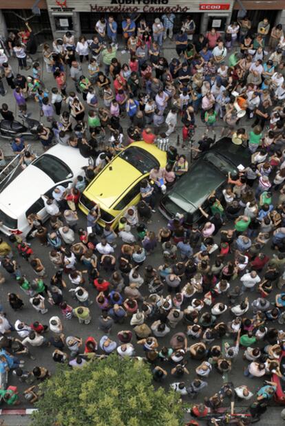 La alta participación en la asamblea de profesores  de ayer dejó en la calle a muchos de ellos.