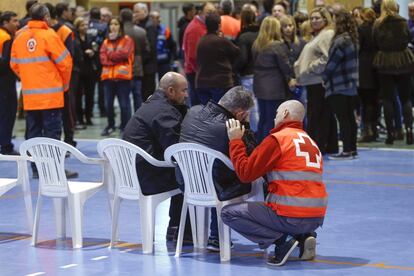 Los allegados de los pasajeros han pasado momentos de ansiedad mientras esperaban la identificación de las víctimas mortales. En la foto, un miembro de Cruz Roja consuela a un familiar.