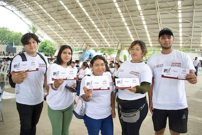 Entrega de tarjetas de Jóvenes Construyendo el Futuro en Álamo y Poza Rica, Veracruz, el 29 de noviembre.