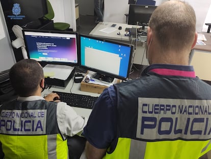 Policías nacionales, durante otra investigación informática en Palma de Mallorca, en junio.
