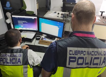 Policías nacionales, durante otra investigación informática en Palma de Mallorca, en junio.