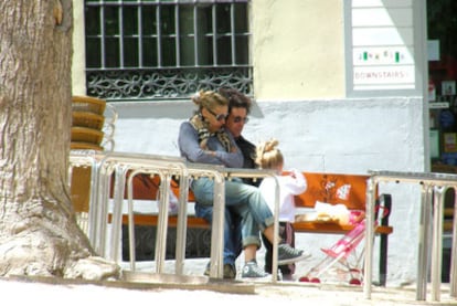 El cantante Andrés Calamaro y su esposa la actriz Julieta Cardinali pasean con su hija por Madrid el pasado mes de mayo.