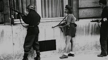 La resistente Simone Ségouin combate en París en 1944.