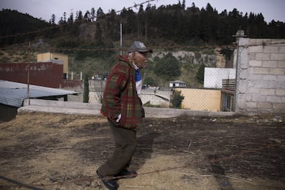 Silviano Lima Nava, habitante de Llano Conejo, camina frente a su casa, donde nevó hace unos días. Su vivienda se encuentra en las faldas de una zona boscosa. El Servicio Meteorológico Nacional ha registrado en este arranque de 2018 las temperaturas más bajas de su historia en 22 de los 32 Estados del país.