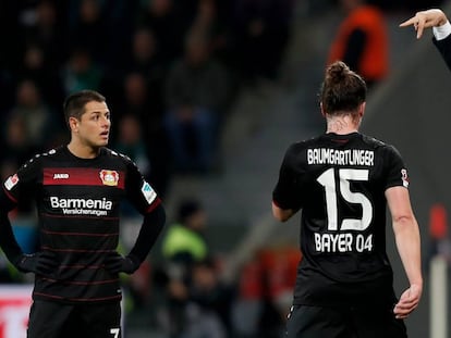 Hernández, Baugmdartlinger y Tayfun Korkut, entrenador de Leverkusen