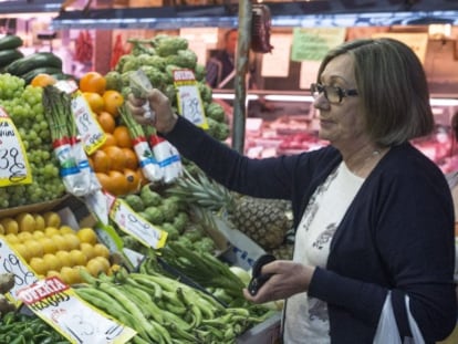 En la imagen, una mujer hace su compra en una fruter&iacute;a del mercado Maravilla en Madrid.