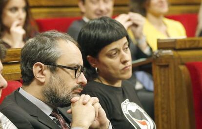 Los diputados de la CUP Antonio Baños y Anna Gabriel.