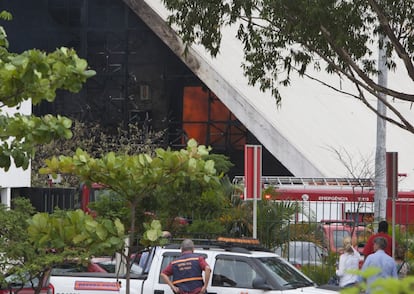 Segundo o Governo de São Paulo, 51 viaturas da Defesa Civil e do Corpo de Bombeiros estiveram no local do incêndio.