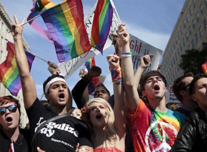 Activistas homosexuales se manifiestan en Washington para pedir a la Administración estadounidense que cumpla sus promesas hacia la comunidad gay.