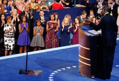 La familia Obama sigue el discurso durante la convención.