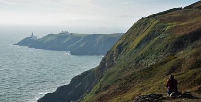 Senderismo por la línea costera de Howth. Al fondo, el faro de Baily. 