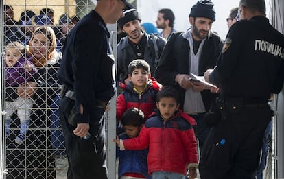 Migrantes sirios esperan este martes para cruzar la frontera entre Grecia y Macedonia, cerca de Gevgelija.