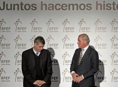 Ángel María Villar, presidente de la FEF, ayer con Ramón Calderón, ex presidente del Madrid.