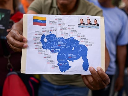 Un miembro de colectivos ciudadanos antichavistas protestan este sábado en Caracas (Venezuela).