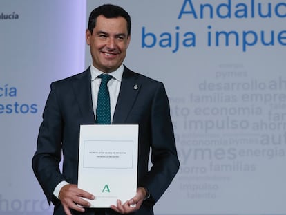 El presidente de la Junta de Andalucía, Juan Manuel Moreno, tras firmar el 21 de septiembre el decreto ley de bajada de impuestos.