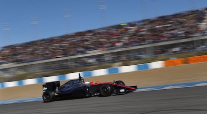 Fernando Alonso, al Circuit de Jerez amb el seu McLaren, que pertany a la seva nova escuderia.