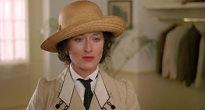 Meryl Streep (Nueva Jersey, Estados Unidos, 1949) es la actriz con más candidaturas a los premios Oscar: 18, de los cuales ha obtenido tres. Debutó en 1977 con la película 'Julia'; en los años 80 se consagró y alcanzó la popularidad por películas como 'Memorias de África' (en la imagen) interpretando a la escritora y baronesa Karen Blixen. Considerada como una de las grandes actrices de todos los tiempos, con éxito de crítica y público, ha interpretado todo tipo de personajes, incluida a la protagonista del popular musical ¡Mamma mía! (2007). A continuación un recorrido fotográfico por sus 18 candidaturas al Oscar.