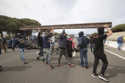 Corte de la Nacional IV que los trabajadores de Airbus de la bahía de Cádiz, acompañados de empleados de la industria auxiliar aeronáutica, y de representantes de diferentes partidos y administraciones, han realizado desde esta mañana como parte de las movilizaciones previstas para defender el mantenimiento de la fábrica de Puerto Real (Cádiz), sobre la que se cierne un anuncio de cierre.