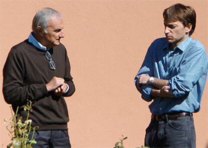 Calisto Tanzi (a la izquierda), junto a su hijo Stefano, en su casa de Parma.