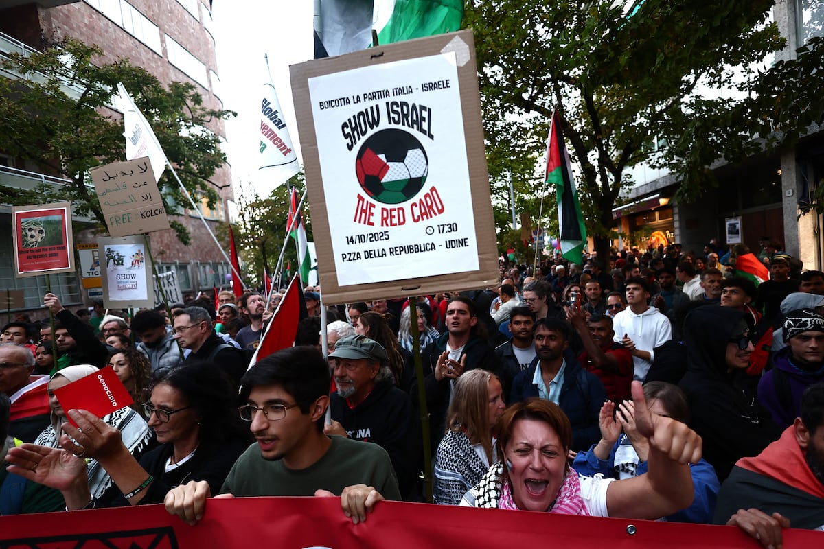 Miles de personas protestan en Udine en favor de Palestina antes del partido de fútbol entre Italia e Israel