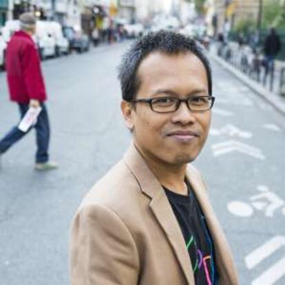 Eka Kurniawan: “Suelo ir al café del centro Taman Ismail Marzuki, en Yakarta, donde se reúnen artistas y escritores”