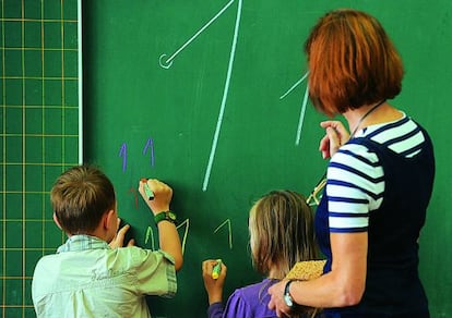 Ni&ntilde;os zurdos y diestros aprendiendo en el colegio.