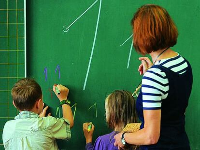 Ni&ntilde;os zurdos y diestros aprendiendo en el colegio.