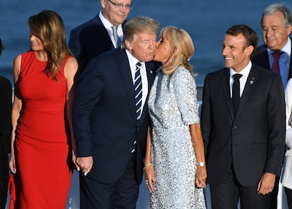 La mujer del presidente francés, Brigitte Macron, besa al presidente de Estados Unidos, Donald Trump, en presencia de su marido Emmanuel Macron y de la primera dama de Estados Unidos, Melania Trump durante la foto de familia de la reunión del G7 celebrado en Biarritz, Francia.