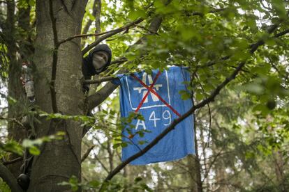 Un activista protesta por la tala masiva de árboles para la ampliación de la autopista A49, en Herrenwald (Alemania).