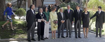 De izquierda a derecha, Esperanza Aguirre, Rogelio Blanco, director general del libro; Virgilio Zapatero, rector de la Universidad de Alcalá; Ángeles González-Sinde, doña Sofía, Juan Marsé, don Juan Carlos, José Luis Rodríguez Zapatero, Sonsoles Espinosa y Bartolomé González Jiménez, alcalde de Alcalá de Henares.