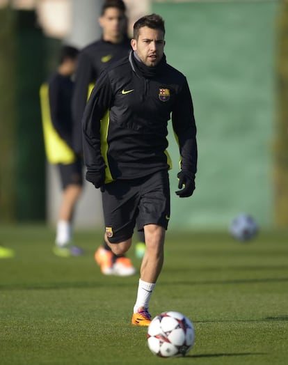 Jordi Alba dirige un balón en un instante del entrenamiento del martes.